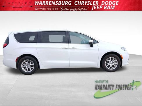 Used 2023 Chrysler Pacifica Touring-L image 2