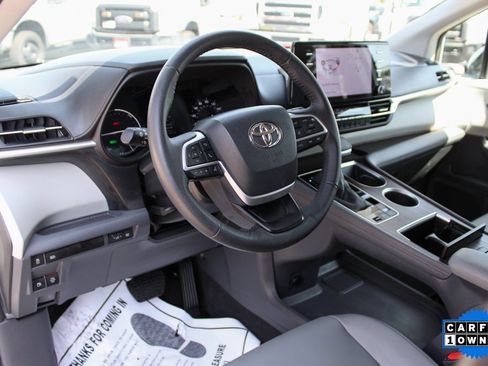 Used 2023 Toyota Sienna XLE image 17