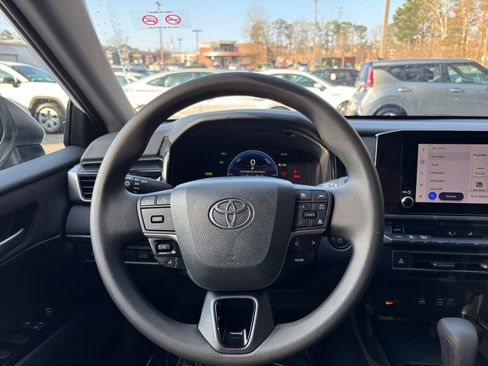 Used 2025 Toyota Camry LE image 34