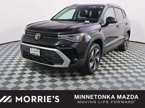 Used 2025 Volkswagen Taos SE AWD/4WD image 1