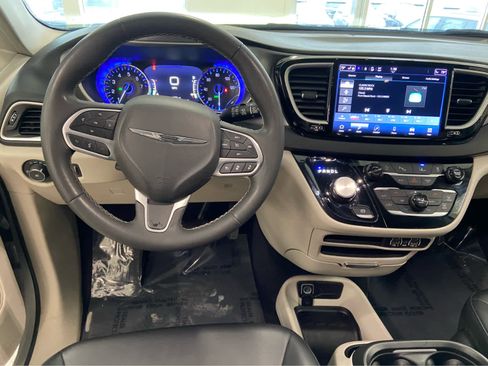 Used 2024 Chrysler Pacifica Touring-L FWD image 23