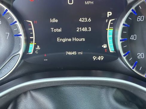 Used 2023 Chrysler Pacifica Touring-L FWD image 16