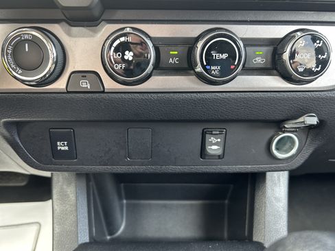 Used 2017 Toyota Tacoma SR5 w/ Tow Package AWD/4WD image 17