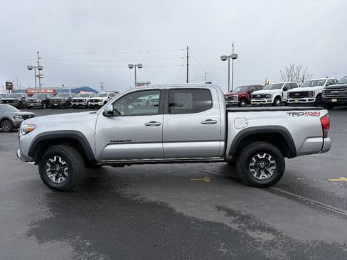 Used 2016 Toyota Tacoma TRD Off-Road w/ Premium & Technology Package image 10