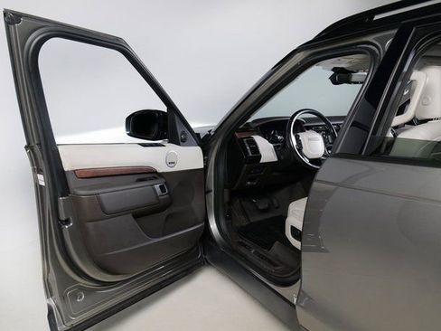 Used 2020 Land Rover Discovery HSE image 24