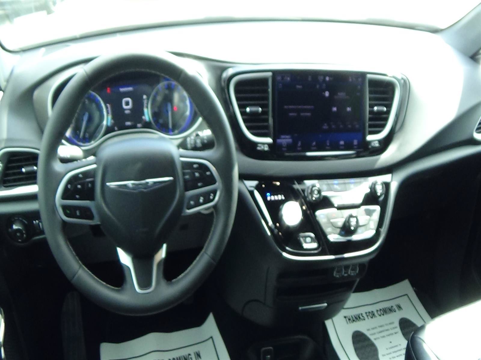 Certified 2025 Chrysler Pacifica Select FWD image 14