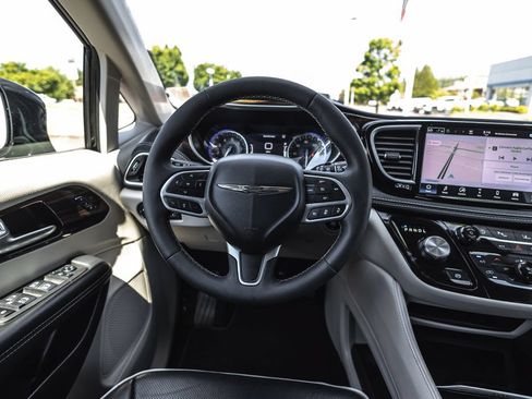 Used 2024 Chrysler Pacifica Limited FWD image 24