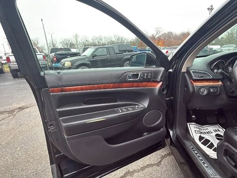 Used 2010 Lincoln MKT AWD image 9