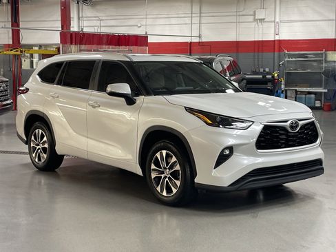 Used 2023 Toyota Highlander XLE image 2