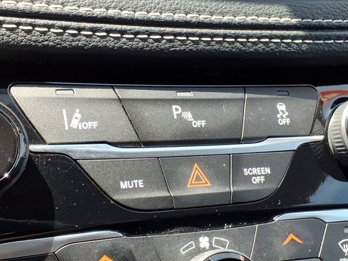 Used 2024 Chrysler Pacifica Limited FWD image 17