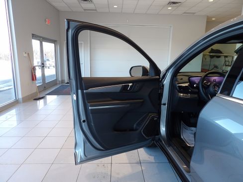 Used 2025 Buick Enclave Preferred image 9