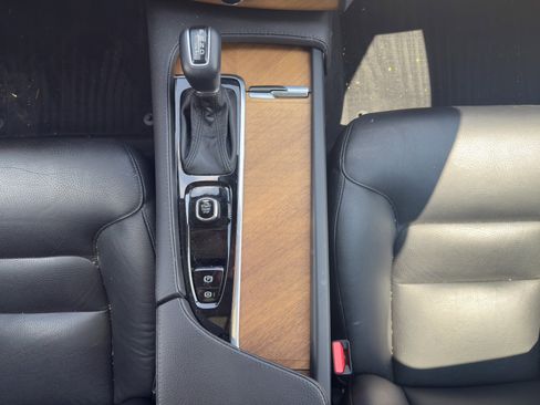 Certified 2022 Volvo XC90 T6 Momentum w/ Climate Package image 25