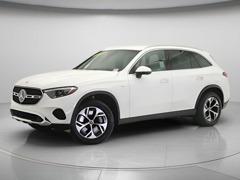 Used 2025 Mercedes-Benz GLC 350e 4MATIC image 3