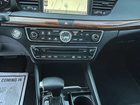 Used 2017 Kia Cadenza Premium w/ Luxury Package image 5