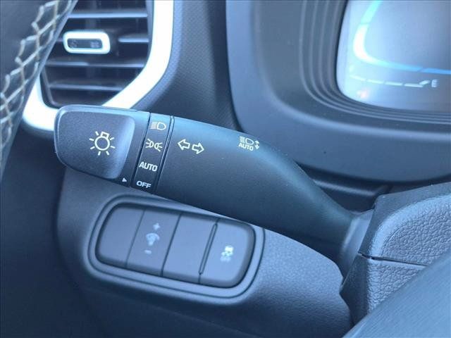Used 2025 Hyundai Venue Limited FWD image 15
