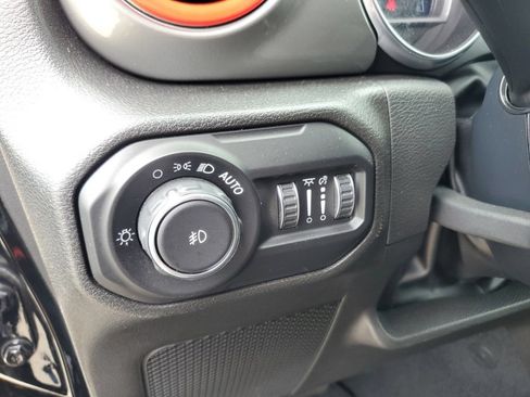 Used 2022 Jeep Wrangler Unlimited Sahara AWD/4WD image 11