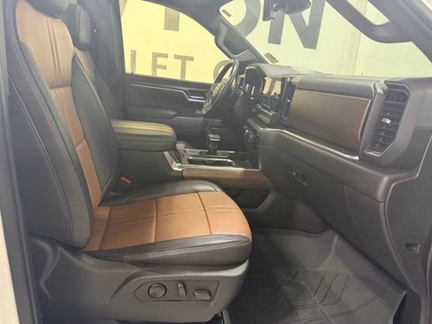 Used 2023 Chevrolet Silverado 1500 High Country w/ High Country Premium Package AWD/4WD image 31