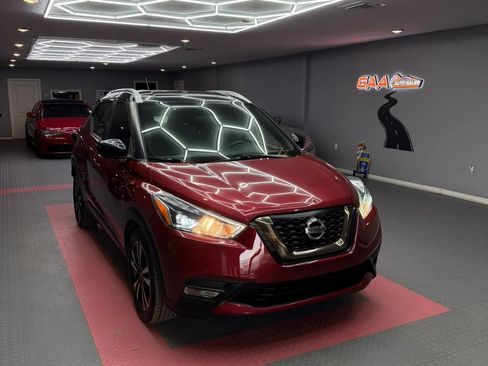 Used 2019 Nissan Kicks SR w/ Exterior Electronics Package FWD image 1