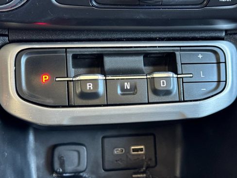 Used 2022 GMC Acadia SLE w/ Driver Convenience Package FWD image 24