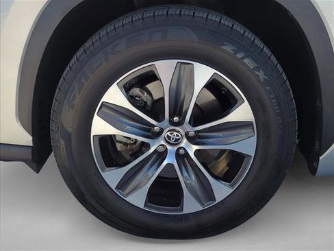 Used 2023 Toyota Highlander XLE image 6