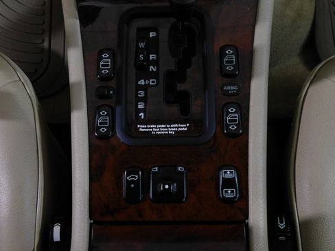 Used 1999 Mercedes-Benz E 320 4MATIC Sedan image 31