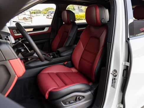 Certified 2025 Porsche Cayenne AWD/4WD image 5