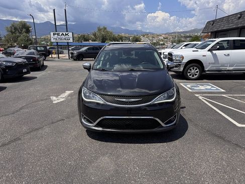 Used 2017 Chrysler Pacifica Limited FWD image 2