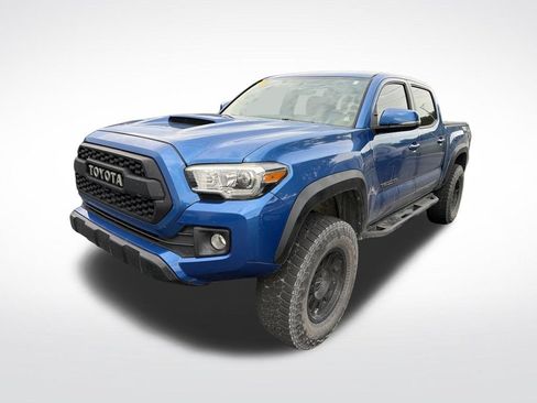 Used 2017 Toyota Tacoma TRD Sport w/ Tow Package (A/T) AWD/4WD image 3