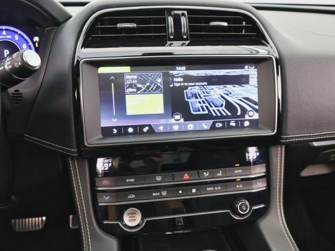 Used 2020 Jaguar F-PACE SVR image 34