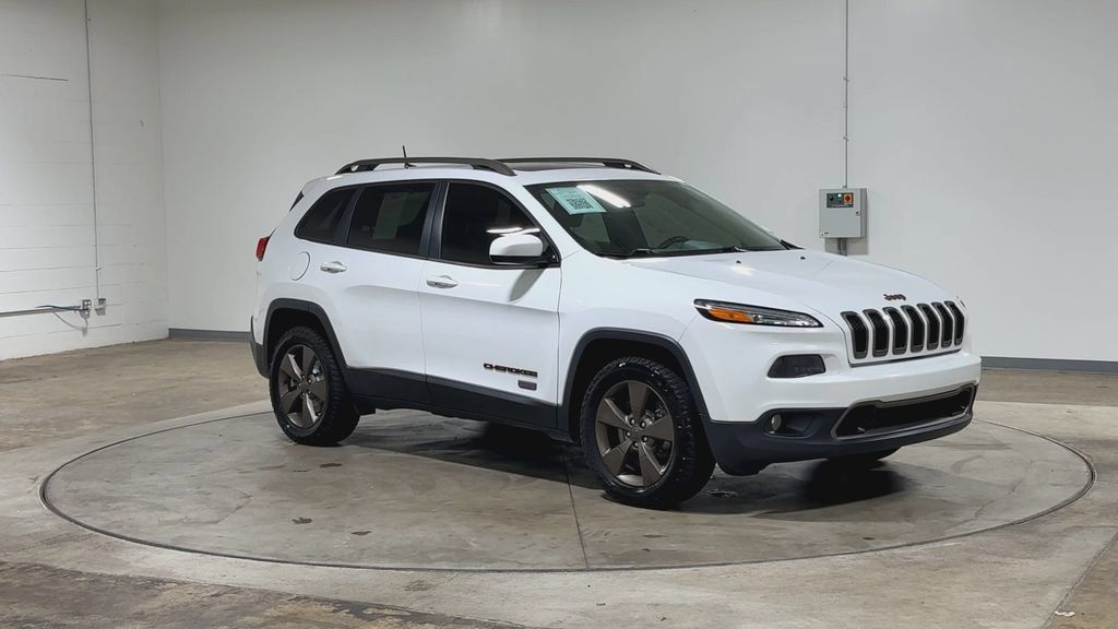 Used 2017 Jeep Cherokee Latitude w/ Comfort & Sound Group AWD/4WD image 2