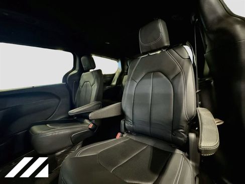 Used 2020 Chrysler Pacifica Touring-L w/ S Appearance Package FWD image 25