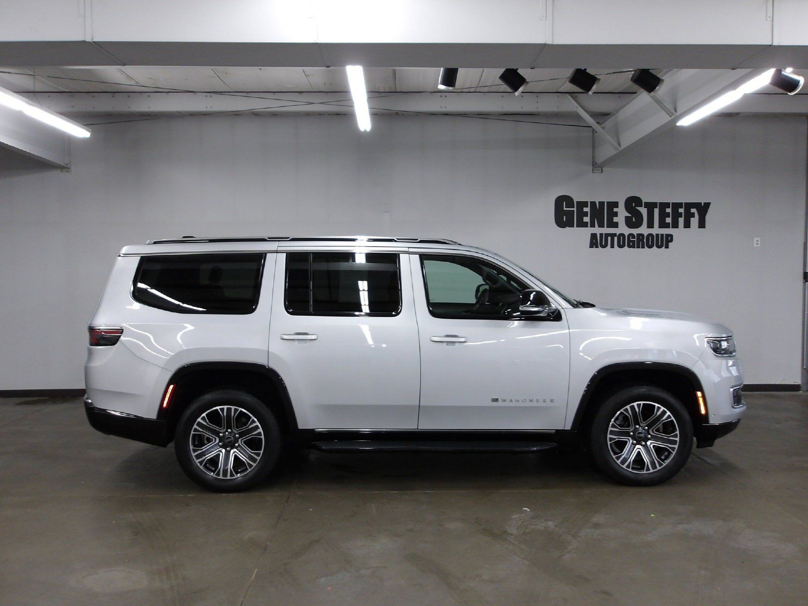 Used 2025 Jeep Wagoneer 4WD image 3