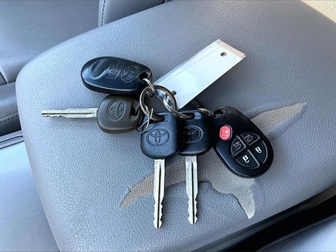 Used 2013 Toyota Highlander Plus image 12