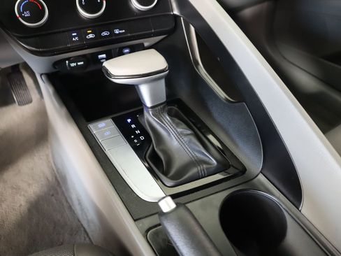 Used 2024 Hyundai Elantra SE image 7