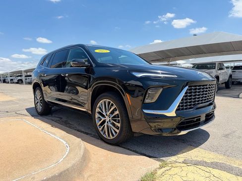 Used 2025 Buick Enclave Avenir FWD image 3