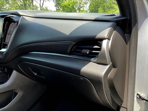 Used 2023 Chevrolet Traverse LT image 22