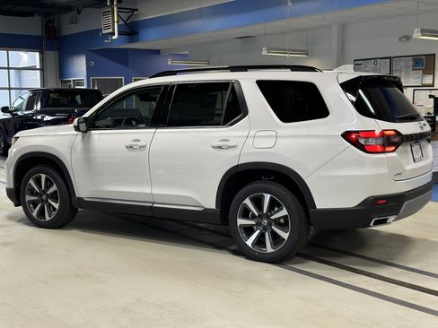 New 2025 Honda Pilot Touring image 5