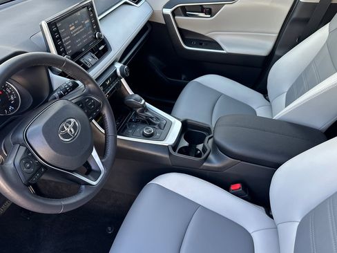 Used 2021 Toyota RAV4 XLE Premium image 10