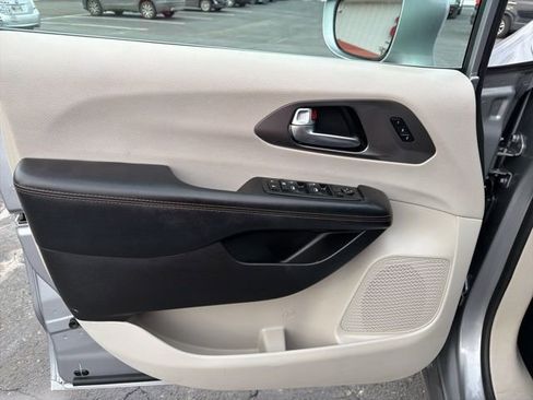 Used 2020 Chrysler Pacifica Touring-L image 8