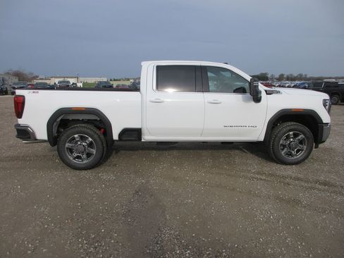 New 2026 GMC Sierra 2500 SLE image 3