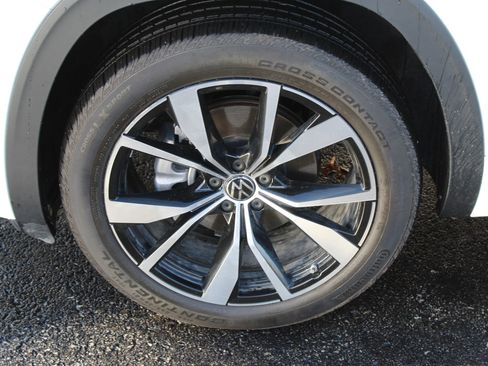 Used 2025 Volkswagen Atlas SEL Premium R-Line image 2