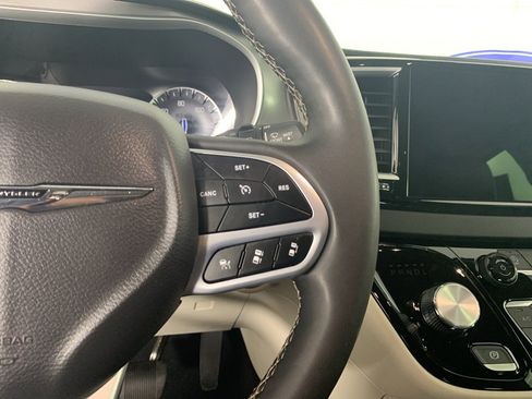 Used 2023 Chrysler Pacifica Touring-L image 21