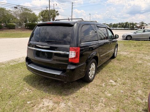 Used 2015 Chrysler Town & Country Touring FWD image 4