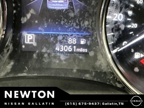 Used 2018 Nissan Rogue SV w/ Premium Package FWD image 30