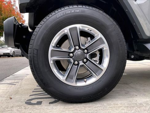 Used 2019 Jeep Wrangler Unlimited Sahara image 12