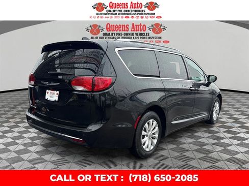 Used 2019 Chrysler Pacifica Touring-L image 7