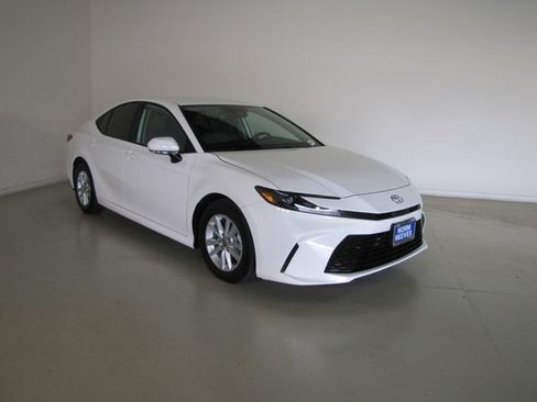 Used 2025 Toyota Camry LE w/ Convenience Package FWD image 3
