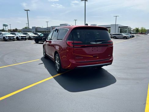Used 2024 Chrysler Pacifica Pinnacle w/ Trailer Tow Group AWD/4WD image 9