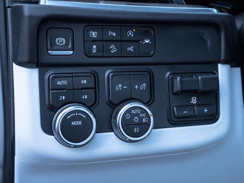 Used 2025 Chevrolet Suburban Premier AWD/4WD image 33