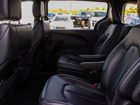 Used 2024 Chrysler Pacifica Limited FWD image 31